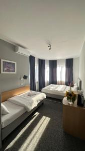 pokój hotelowy z 2 łóżkami i oknem w obiekcie Lezzet Hotel & Turkish Restaurant w Warszawie