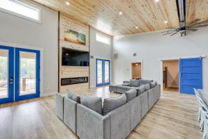 - un salon avec un canapé et une télévision dans l'établissement Riverfront Arkansas Abode with Deck and Grill!, à Glenwood