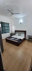 a bedroom with a bed and a ceiling fan at OYO Naveen Residancy in Gurgaon