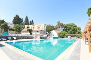 uma piscina num resort com água azul em House w Pool Balcony 5 min to Beach in Kyrenia em Cirénia