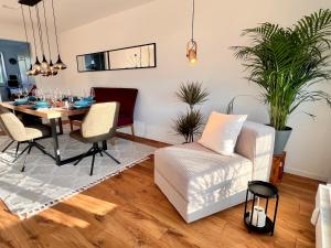 comedor y sala de estar con mesa y sillas en Penthouse Outlet Metzingen, en Metzingen