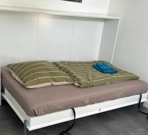 una camera con letto con struttura bianca di MR Ferienwohnung - Wohnung Mila 