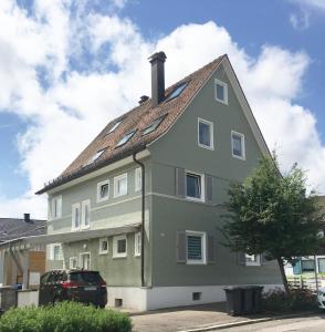 een groot groen huis met een dak bij Sunny Freudenstadt in Freudenstadt