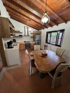 cocina con mesa de madera y techo de madera en Finca Vista Hermosa, en Santa Rosa de Cabal