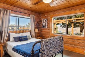 1 dormitorio con cama y ventana en Sky Ranch Log Cabin with Amazing Views!, en Wofford Heights