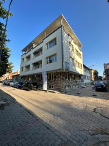 een gebouw aan de straatkant bij Well Hotel Edirne in Edirne