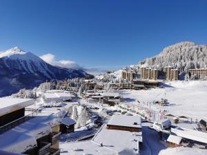 a town covered in snow with mountains in the background at HIVER COMME ETE in Forest des Baniols