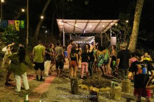 eine Gruppe von Menschen, die nachts in einer Menschenmenge stehen in der Unterkunft Auá Hostel in Petrópolis