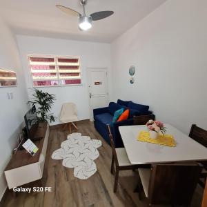 a living room with a blue couch and a table at Apartamento Sandy-Zona Sul in Rio de Janeiro