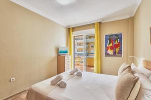 1 dormitorio con 1 cama con toallas en Star City, en Málaga
