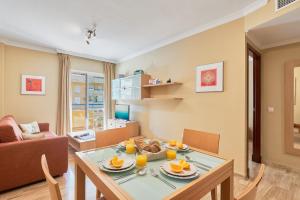 ein Wohnzimmer mit einem Tisch mit Orangen darauf in der Unterkunft Star City in Málaga