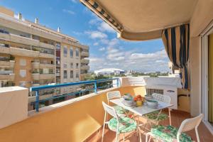 - un balcon avec une table et des chaises dans l'établissement Star City, à Malaga