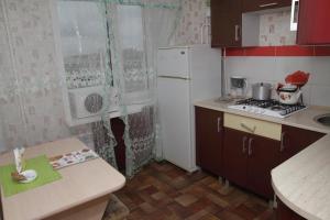 una piccola cucina con frigorifero e piano cottura di Монтана a Petropavlovsk
