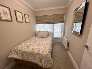 um pequeno quarto com uma cama e uma janela em Luxurious apartment in Central London em Londres