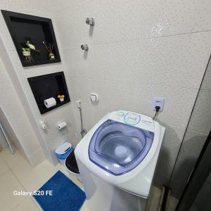 a bathroom with a toilet with a purple seat at Apartamento Sandy-Zona Sul in Rio de Janeiro
