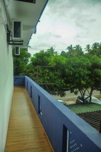 balcone con vista sulla spiaggia e sugli alberi di Airport Tourist Resort a Katunayake