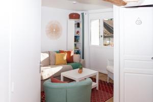 Gîtes Isatis في Arbonne: غرفة معيشة مع أريكة وطاولة