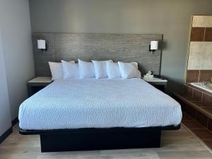 Postel nebo postele na pokoji v ubytování Days Inn & Suites by Wyndham Summerside