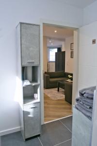 einen Spiegel in einem Zimmer mit einem Wohnzimmer in der Unterkunft Heide Ferienwohnung in Schneverdingen