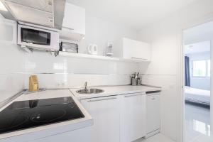 Kuchyň nebo kuchyňský kout v ubytování Carlos V 3-A Apartment Levante Beach
