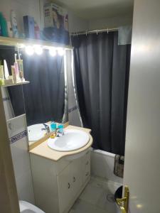 baño con lavabo y cortina de ducha en Es HABITACION en piso compartido!, en Tomares