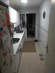cocina con electrodomésticos blancos y suelo de baldosa blanca en Es HABITACION en piso compartido!, en Tomares