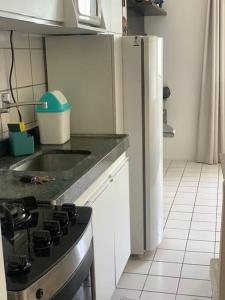 uma cozinha com um fogão, um lavatório e um frigorífico em Excelente FLAT/PRAIA PINA no Recife