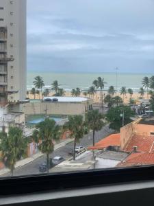uma vista a partir de uma janela de uma cidade com palmeiras em Excelente FLAT/PRAIA PINA no Recife