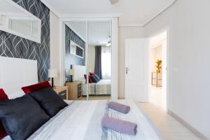 een slaapkamer met een bed en een grote spiegel bij Beautiful, quiet apartment with heated pool AP236 in San Miguel de Abona