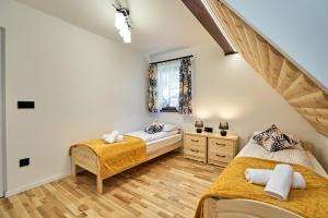 1 Schlafzimmer mit 2 Betten und einem Fenster in der Unterkunft Apartamenty U KAMILA in Zakopane