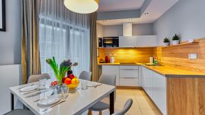 Nhà bếp/bếp nhỏ tại Apartament 14 Nad Norweską Polaną z Basenem i SPA - 5D Apartments