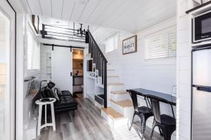 een tiny house met een trap en een eetkamer bij Destiny in Apple Valley