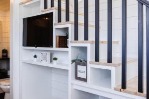 een woonkamer met een tv en witte planken bij Destiny in Apple Valley