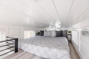 een slaapkamer met een bed in een witte kamer bij Destiny in Apple Valley