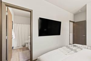 Postel nebo postele na pokoji v ubytování Brand New 3BD 2 5BTH Triplex Unit Near Downtown