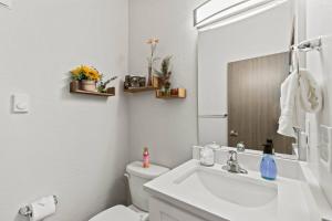 Koupelna v ubytování Brand New 3BD 2 5BTH Triplex Unit Near Downtown
