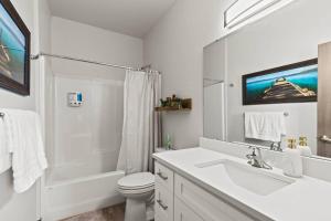 Koupelna v ubytování Brand New 3BD 2 5BTH Triplex Unit Near Downtown