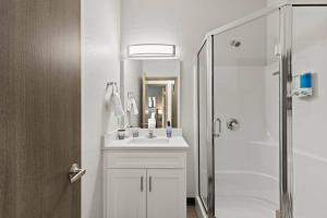 Koupelna v ubytování Brand New 3BD 2 5BTH Triplex Unit Near Downtown + 27 fotografií