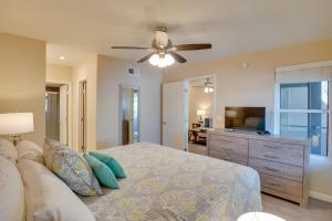 Un pat sau paturi într-o cameră la Tucson Condo with Pool Access and Private Balcony!