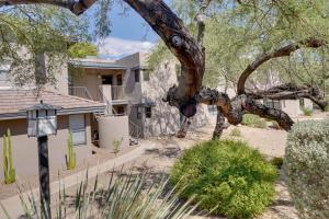 un albero di fronte a una casa di Tucson Condo with Pool Access and Private Balcony! a Tucson