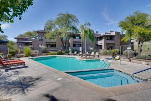 una piscina di fronte a un condominio di Tucson Condo with Pool Access and Private Balcony! a Tucson