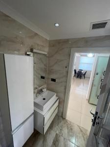 uma casa de banho com um lavatório branco e um espelho. em RISING BLUE ALANYA KESTEL em Alanya