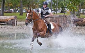 un hombre montando un caballo a través del agua en Melchambauer, en Maria Alm am Steinernen Meer