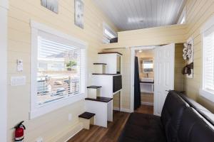 Cucina o angolo cottura di Ruby Red Tiny Home