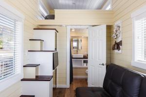 Area soggiorno di Ruby Red Tiny Home