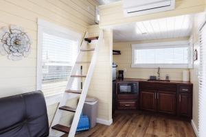 Cucina o angolo cottura di Ruby Red Tiny Home