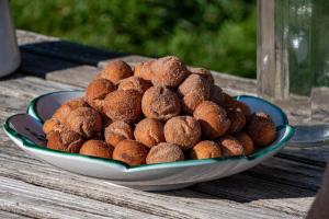 Un tazón de donas de chocolate sobre una mesa en Melchambauer, en Maria Alm am Steinernen Meer 30 fotos más