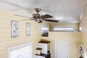 Foto dalla galleria di Ruby Red Tiny Home a Apple Valley