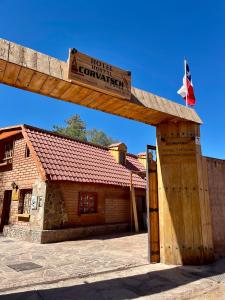 un edificio con un letrero que lee supervisor del hotel en Hostal Corvatsch, en San Pedro de Atacama