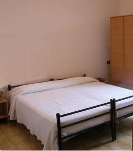ein Schlafzimmer mit einem weißen Bett in einem Zimmer in der Unterkunft Albergo-Ristorante"Parco alle Noci"tra la Cascata delle Marmore,Labro e valle Santa di S Francesco in Rivodutri